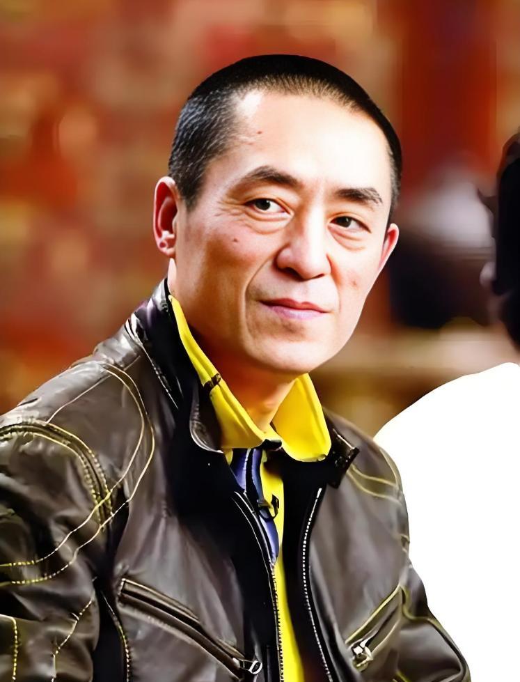1992年，张艺谋带着25,000元，买下了余华小说《活着》的版权。他当时选定了