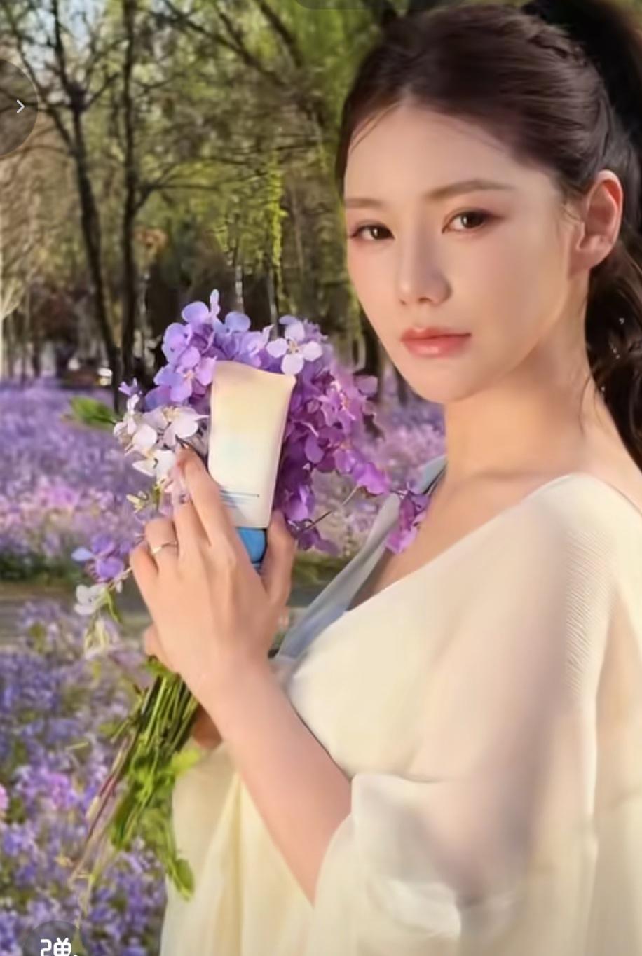 马筱梅回到北京就开启了工作模式。她拍视频表示两个月没回北京一回来就看到了二月兰