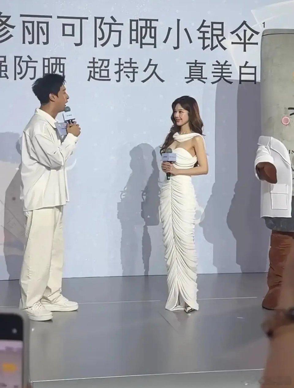 赵露思这衣服好像一个蚕蛹。。。本来就不高还穿这种压身高的衣服