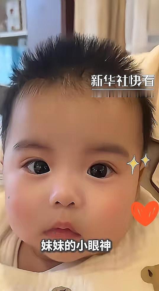 双胞胎“眼”趣，萌化人心科学解释不了的奇妙，在这对双胞胎身上尽显。他们因独特