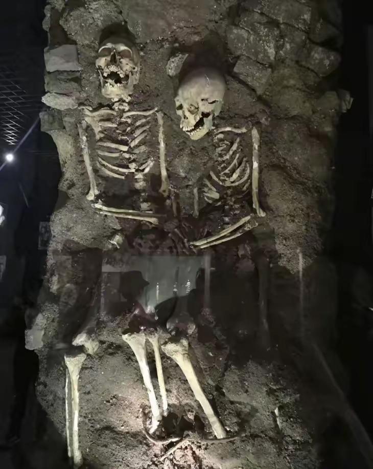 工地挖出相拥白骨，双手被手铐锁死！大家以为是殉情恋人，真相令人泪目1997