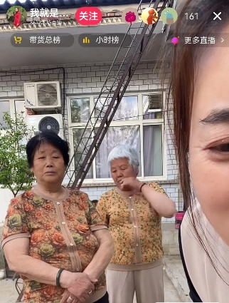 小丽直播带货找这俩人适合当模特适吗？小丽为多卖花衣服，老婆婆当模特还不够，把娘