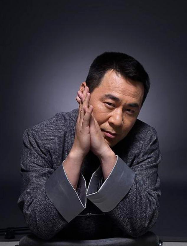 陈建斌曾在节目中调侃秦海璐的丈夫王新军“长得不好看”，秦海璐没有顺着玩笑圆场，而