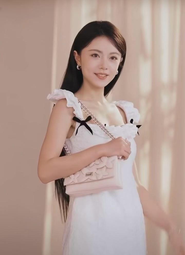 很美萌赵今麦白色小飞袖连衣裙造型赵今麦披发白色小飞袖连衣裙​​​