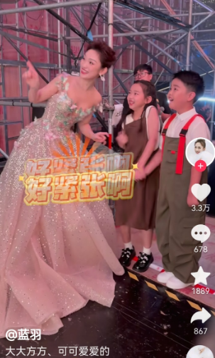 董璇的女儿小酒窝在后台遇见了央视美女主持人蓝羽。她跟蓝羽说，“第一次来到这么
