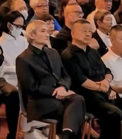 施南生的大哥真的是太谦让了，自己是施南生的家里人，可是在葬礼现场，亲戚席位上，大