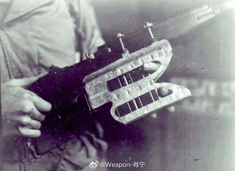 烽火问鼎计划每天认识一件兵器二战期间，一名美国士兵为他的M1卡宾枪制作了一