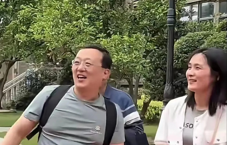 不出意外瑾汐正在回福建的路上不过我在瑾汐养家哥身上发现了一个秘密有没有