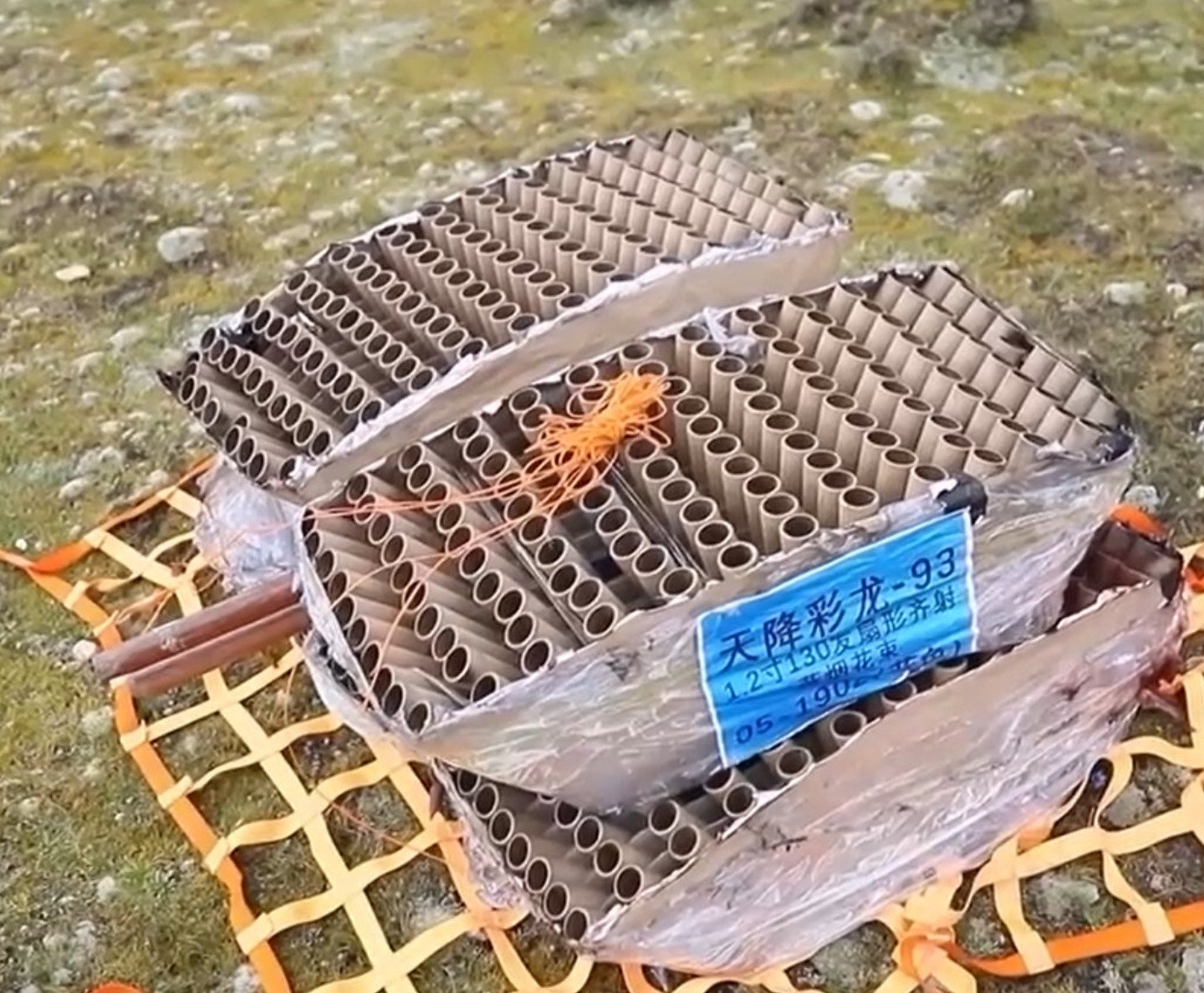 头皮发麻，始祖鸟和蔡国强炸山的后果，远比我们想象的严重。一开始始祖鸟和蔡国强口口