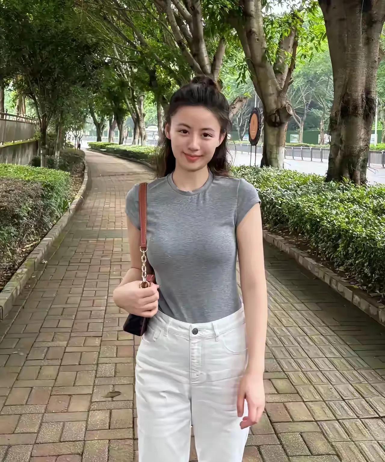 邻居老朱是一个爱吃不爱穿的人，他常说只要吃好了，穿什么都无所谓。但是她老婆却是