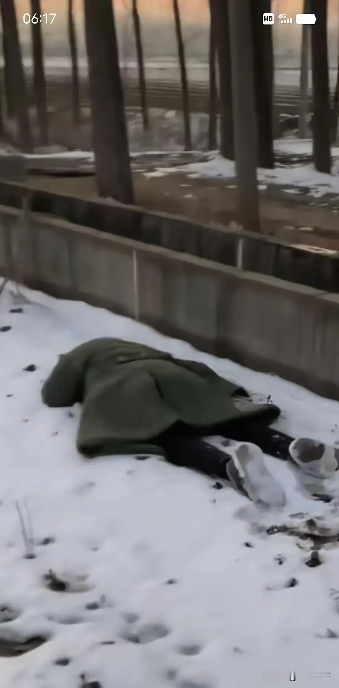 痛心💔后悔终生！！！和妻子吵完架后，男人独自一人雪天出去喝酒，妻子因生