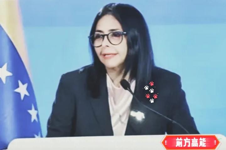 委内瑞拉最新消息！凌晨6点，天刚蒙蒙亮，2架直升机轰鸣升空，一众特种兵全副