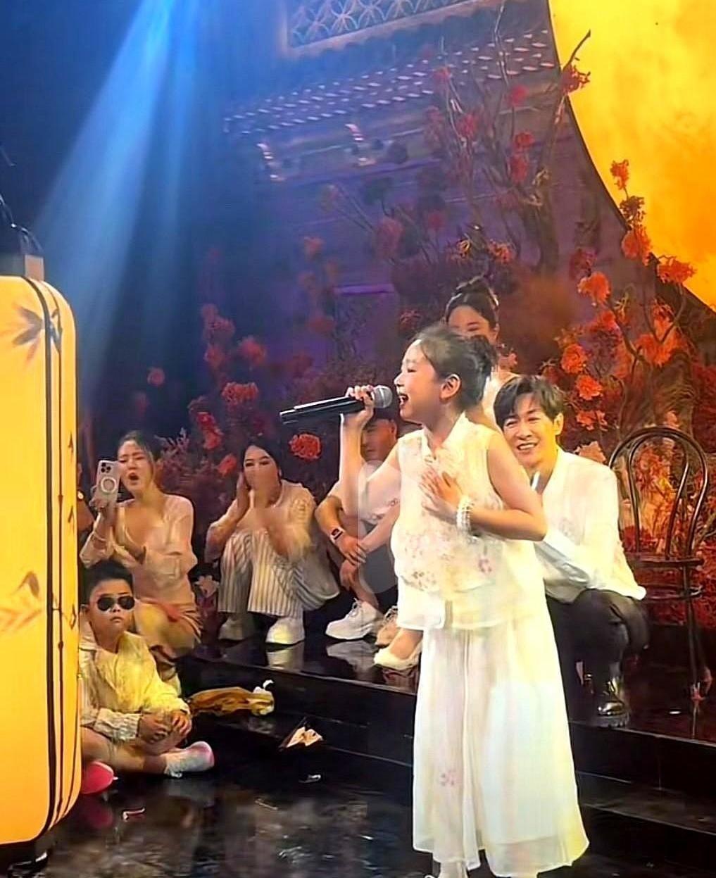 佟丽娅一句“叫婆婆”，董璇女儿一声“婆婆好”，全网的姨母笑就没停过。就差把民政