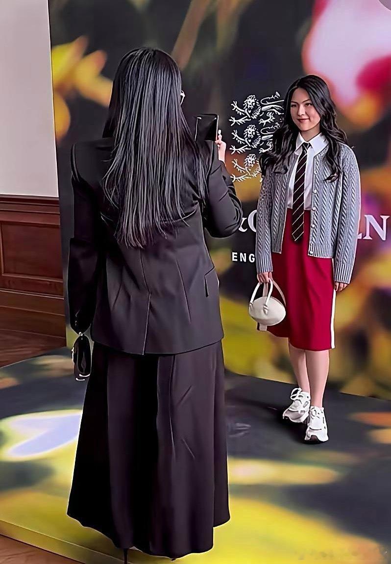 李湘为了女儿也真是拼了，在参加伦敦时装周时，看到所有人都在交谈闲聊，没人给她女儿