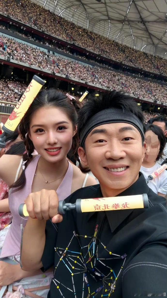 周杰伦唱的是两代人的青春周杰伦一开口我的青春就回来了前奏响起全场安静，随后万人齐