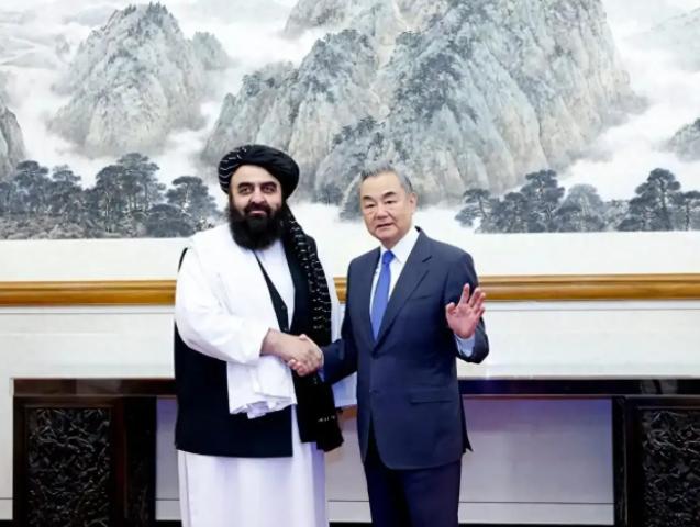 关键时刻，阿富汗突然选边站队！外长当着全球向中方喊出一句话，现场外媒全都懵了……