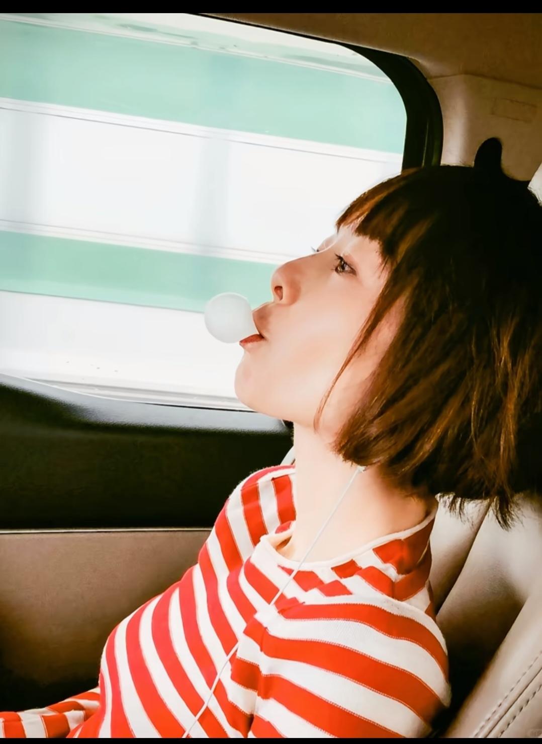 鲁豫，吹泡泡的样子太可爱了，不结婚就是天真单纯。