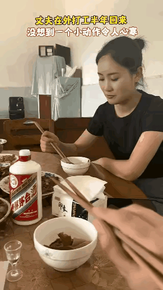 丈夫在外打工半年回来，妻子准备了午餐，可妻子的动作，让丈夫感到非常吃惊，顿时有一