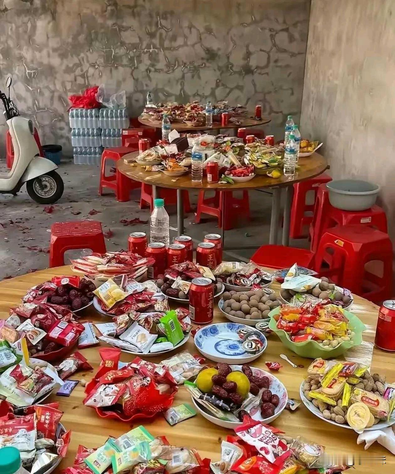 这些小零食还没开席就吃饱了