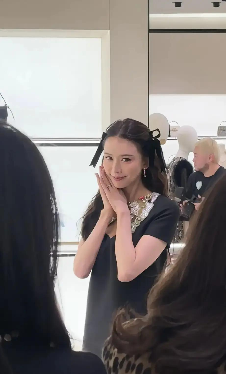 别再猜林志玲是不是缺钱了。51岁站台8小时，颈纹藏不住。网友说她“刻意卖萌