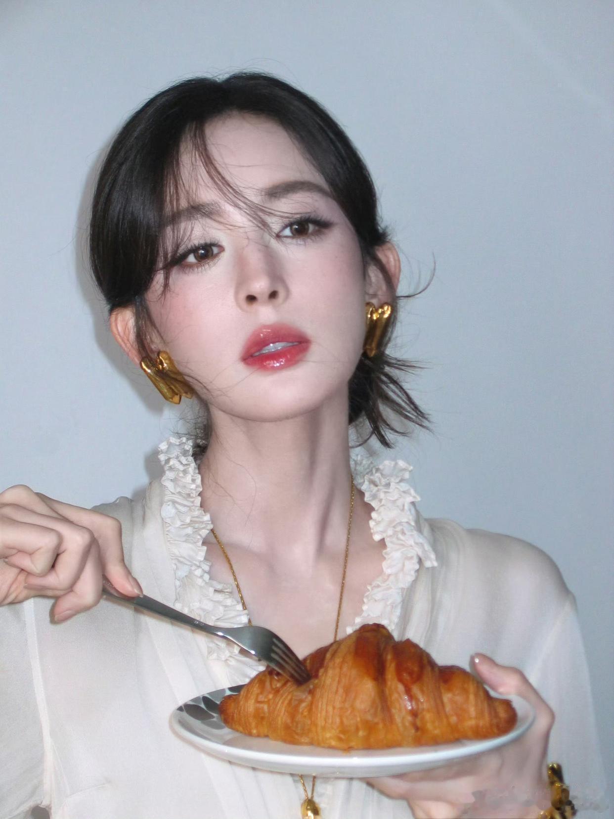 1.娜扎的睫毛天生就是卷的，不用夹也很翘，她素颜去试镜，不止一次被认为是化妆了。