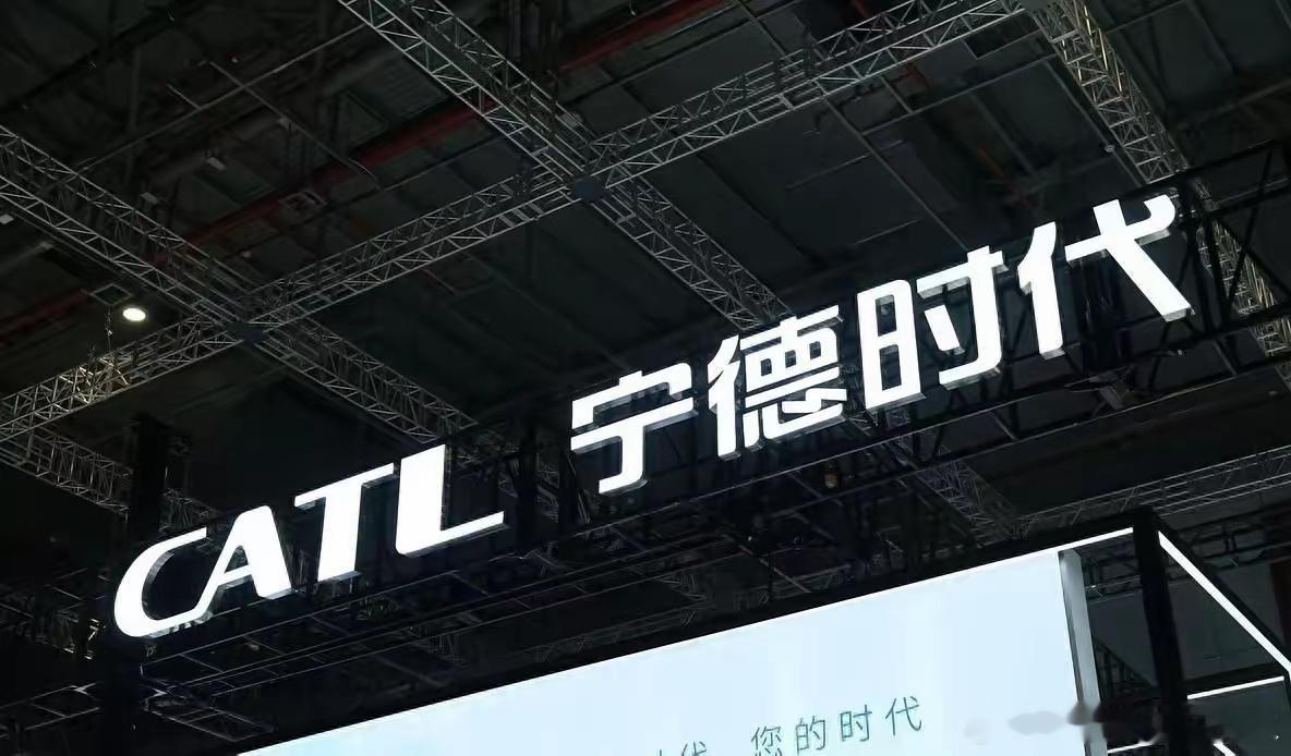 前阵子宁德时代曾毓群公开吐槽行业的“速成车”，没过多久网上就在吵什么“去宁德化”。就拿小米来说，之前