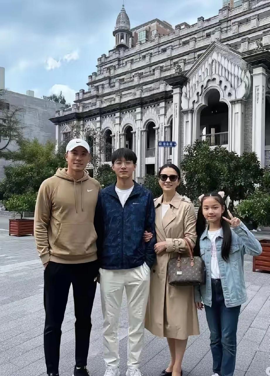 一看到这张全家福就挪不开眼了！这哪是简单的合照啊，明明是把“幸福”这两个字具象化
