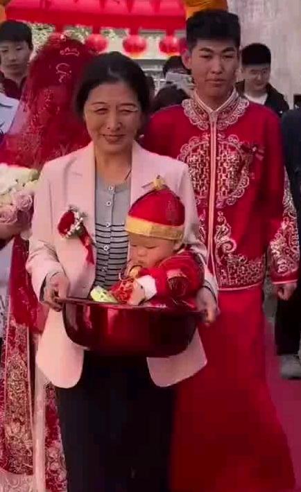 陕西一新娘结婚时带着刚满月侄子出嫁，这孩子父亲因公牺牲，孩子母亲受不了打击，郁郁