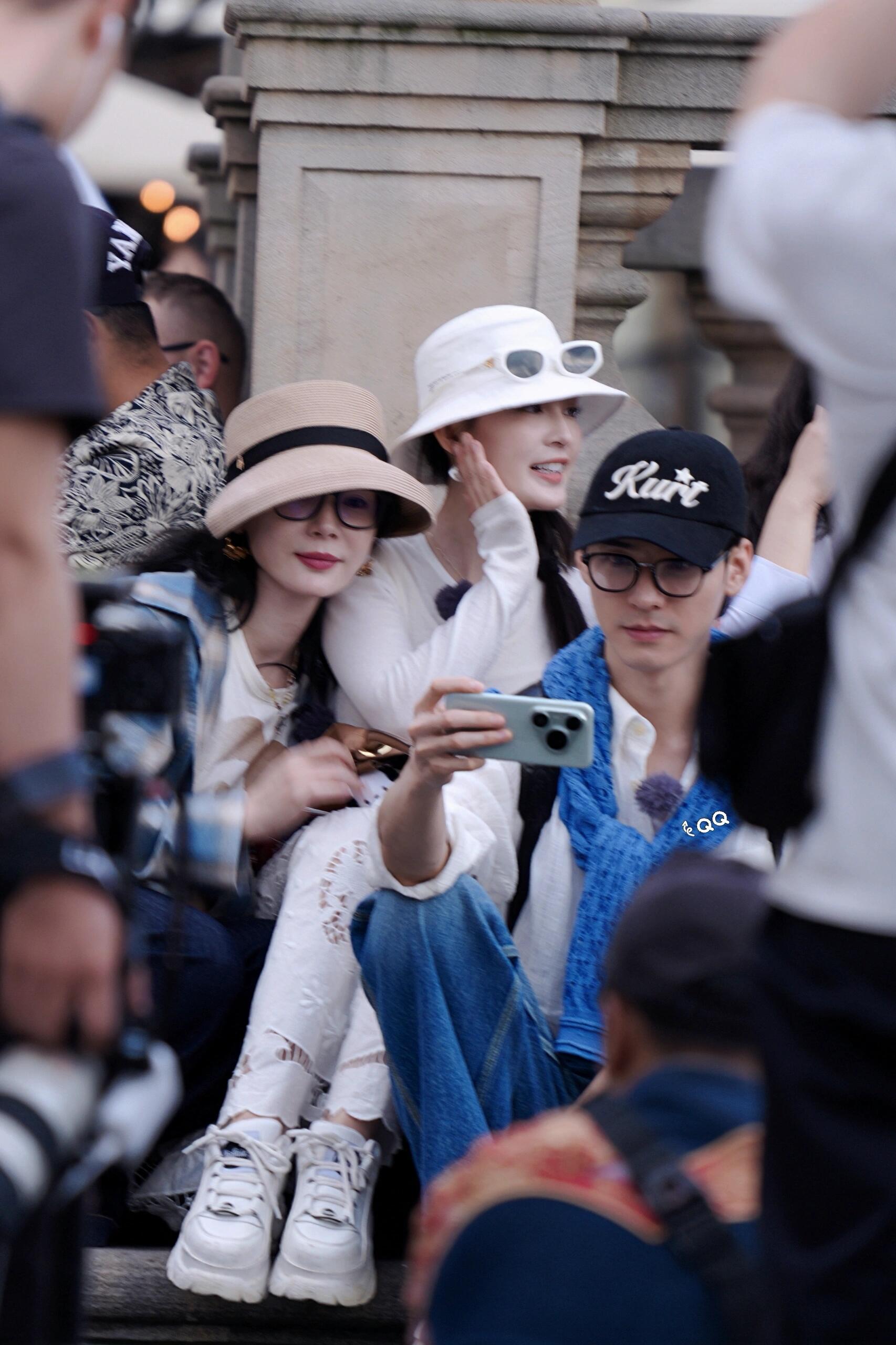 布拉格偶遇龚俊整个捷克都在偶遇花儿与少年旅游团，怎么拍都是满满欧洲浪漫氛围感