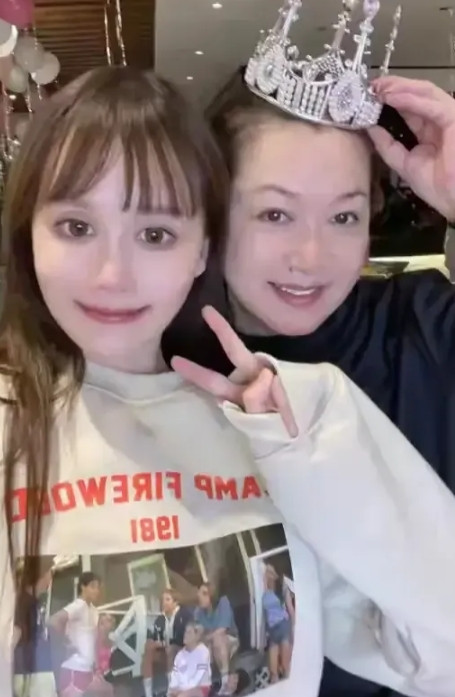 当年，赵本山再婚后，前妻的大女儿赵玉芳来到家里，现任老婆马丽娟却态度冷淡，大女儿
