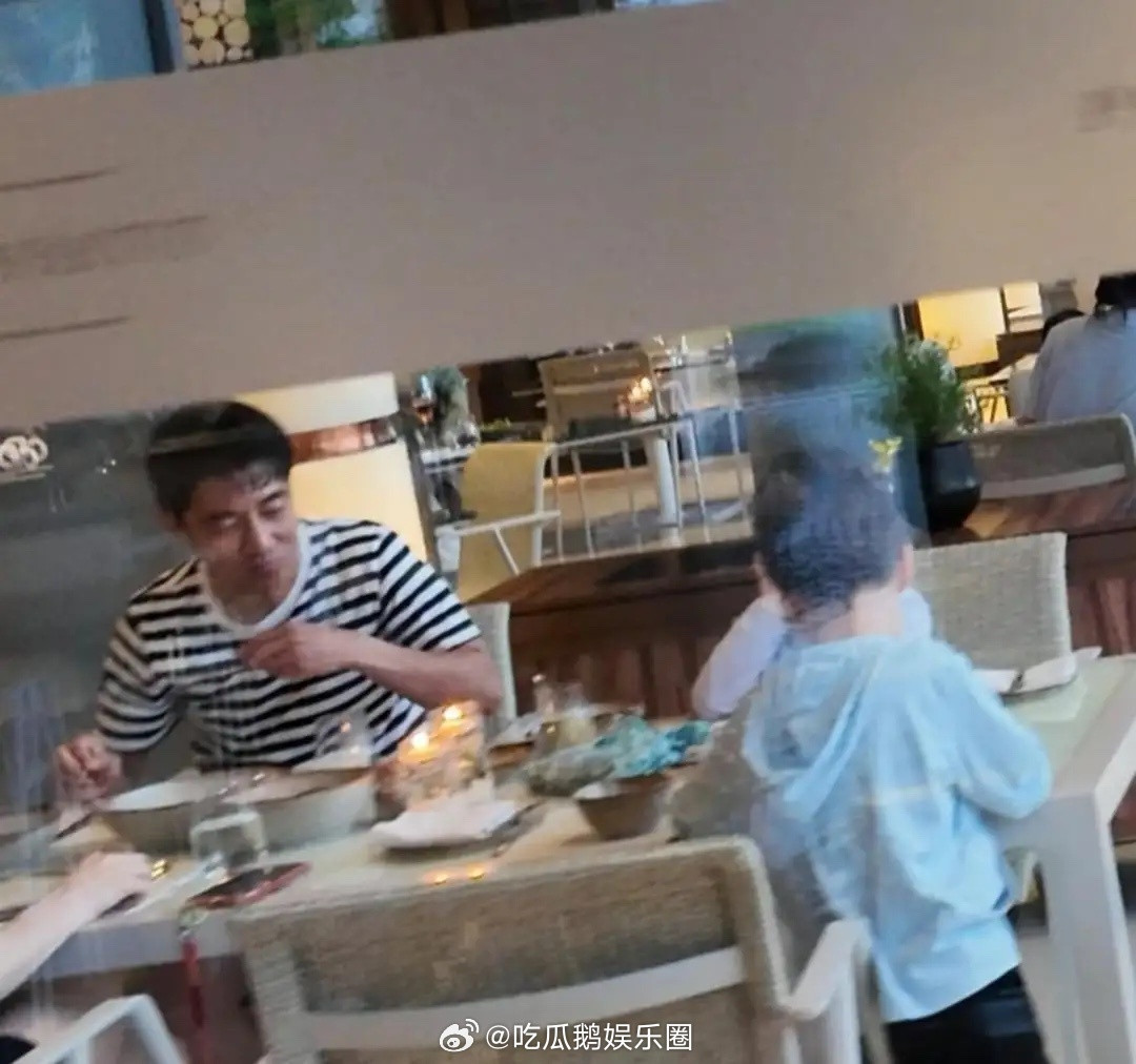 撒贝宁和老婆子女一起现身海南五星级酒店度假，他们一家人到餐厅吃美食，看起来好惬意