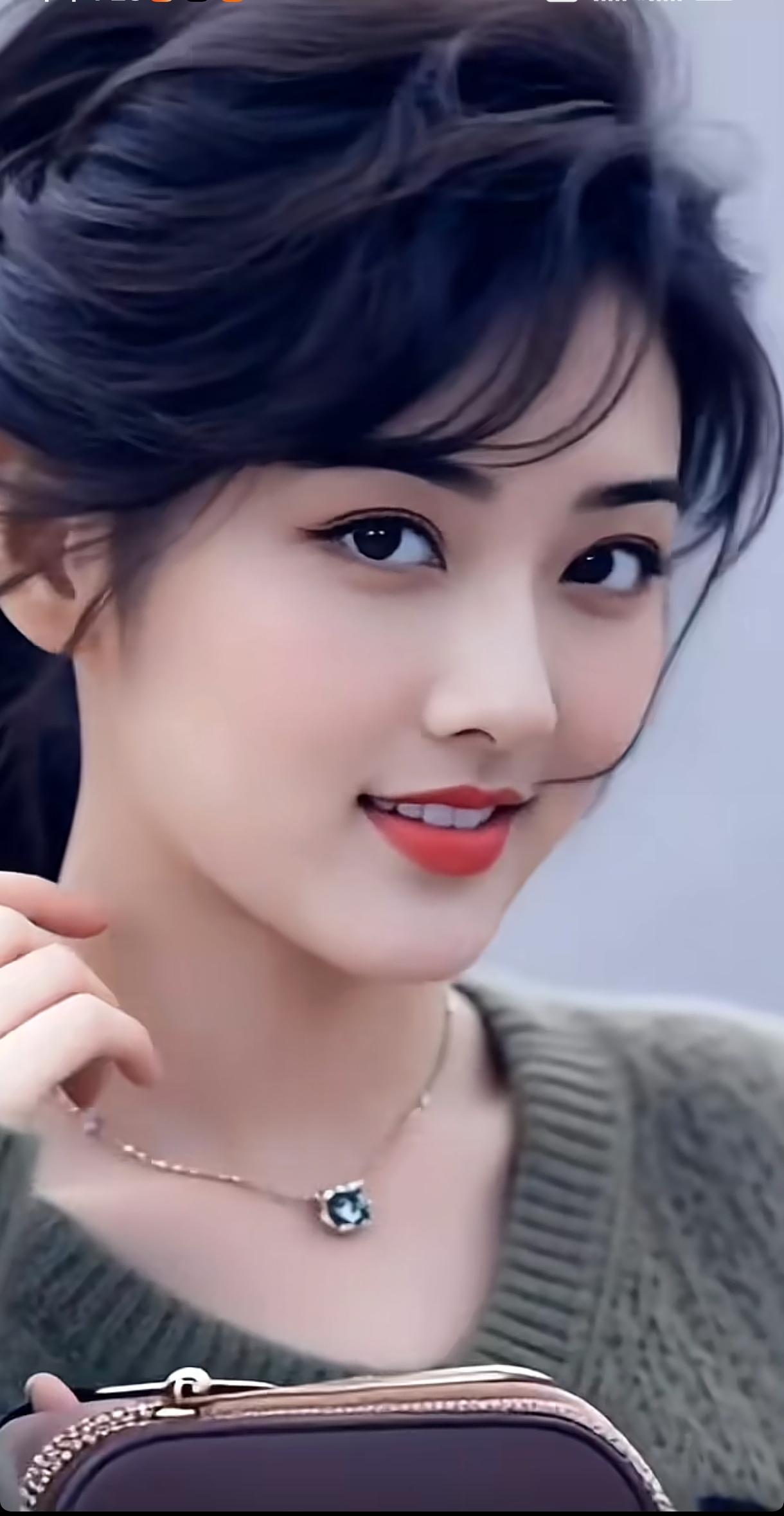 甜美少女心，温柔微笑，绿毛衣搭配，时尚项链点缀，可爱包包相伴。少女风写真照温柔