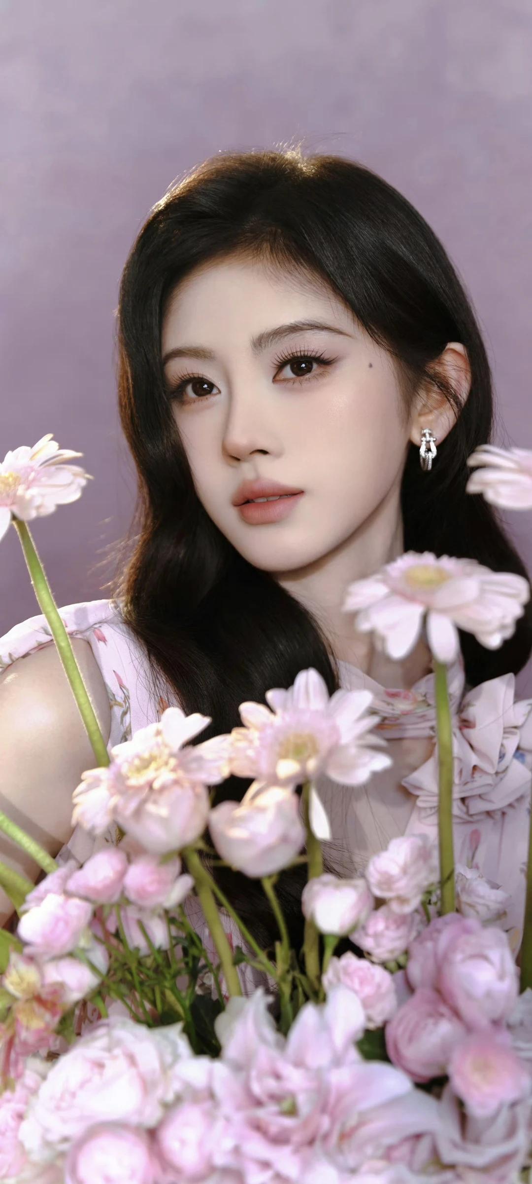 鞠婧祎～花海写真💐粉花衬美人，黑长卷搭配淡颜妆，泪痣增添几分灵气。温柔又娇艳