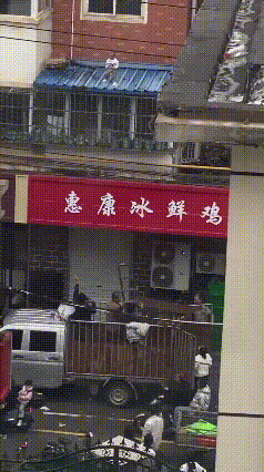 “这不得上人民日报！”河南洛阳，4岁幼儿独自在家，结果从高层窗户掉了出去，本以