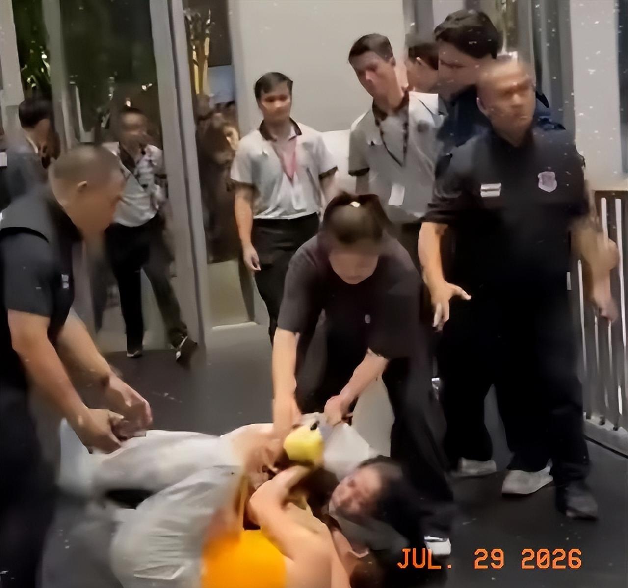 被打的中国女孩出来回应了，中国女孩被打后，中国驻泰国大使馆第一时间就介入了，结