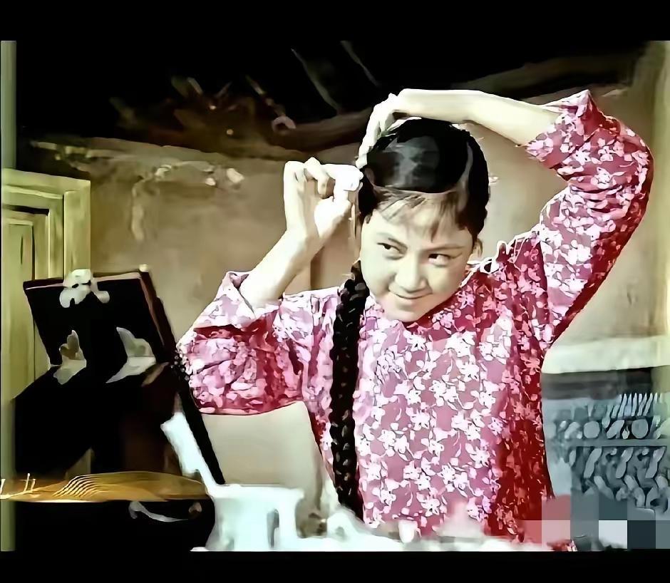 追她的人，据说能从北京排到南京。一堆的首长，一堆的大领导，削尖了脑袋想把这位红遍