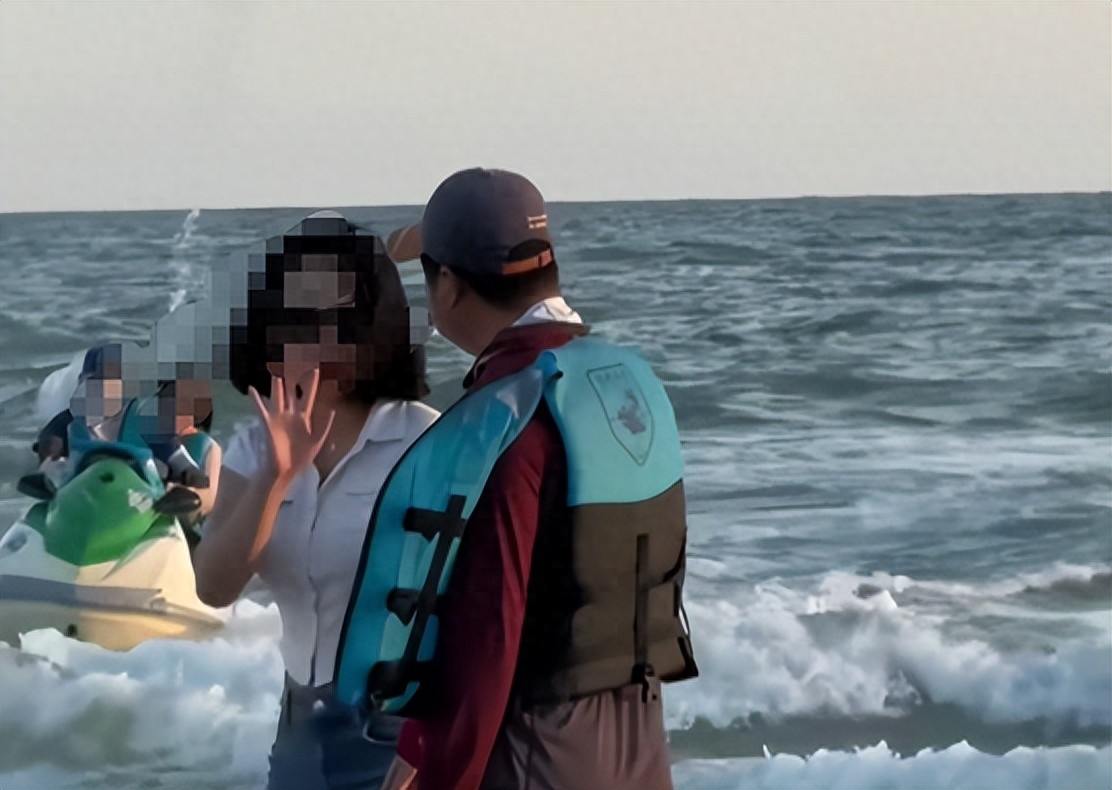 女博主称因拒绝快艇推销被两男子围堵