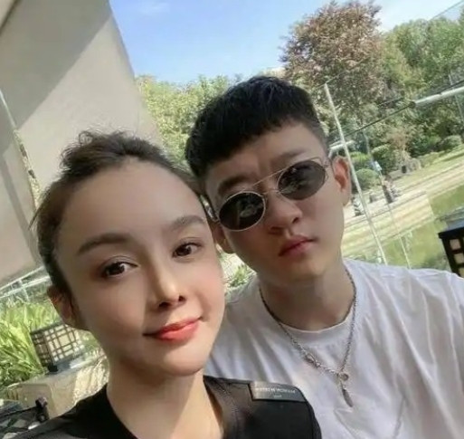 2019年，曹云金向唐菀提出离婚，没想到，刚出民政局，他就甩下500万给唐菀。说
