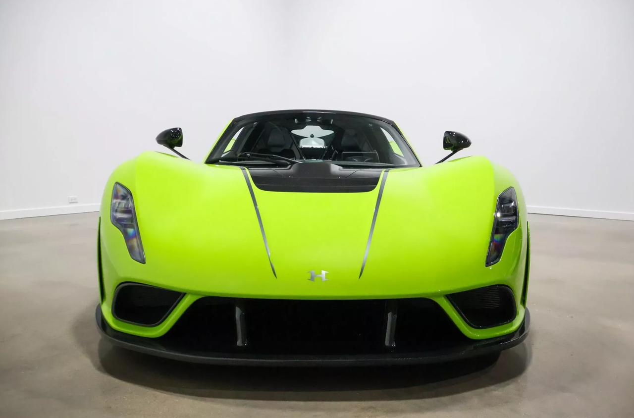 近日，一台几乎全新的美式顶级超跑——HennesseyVenomF5Roa