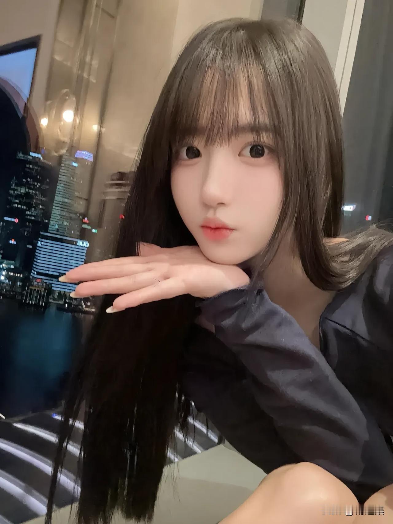 夜晚窗边，少女凝视，城市灯火闪烁