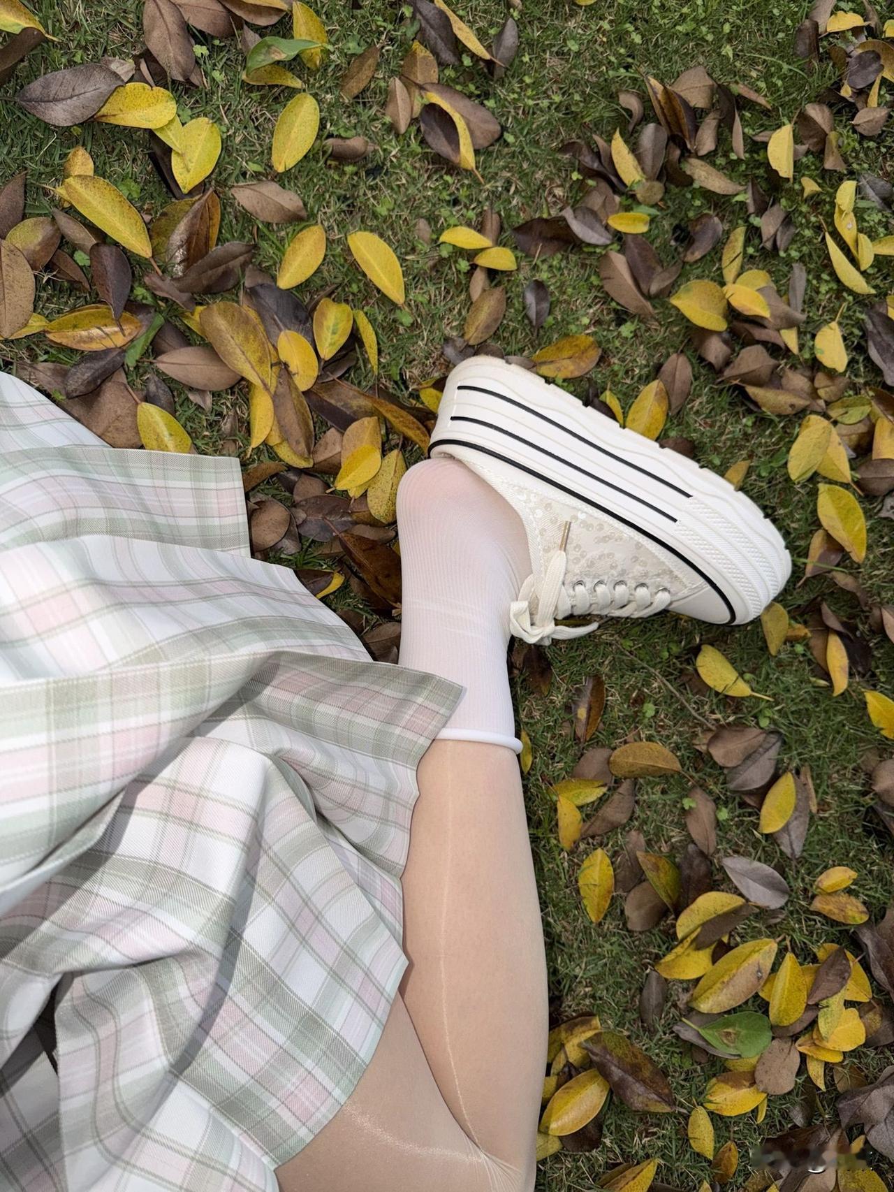 女朋友的初夏穿搭有很多好看的选择。低饱和双色搭配就很绝，像亚麻色衬衫配燕麦色高腰