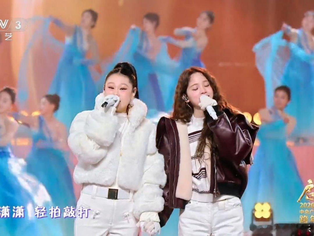 央视跨年晚会好暖和央视跨年太暖心了！明星们裹着羽绒服、戴着围巾手套，鼻尖冻红也能