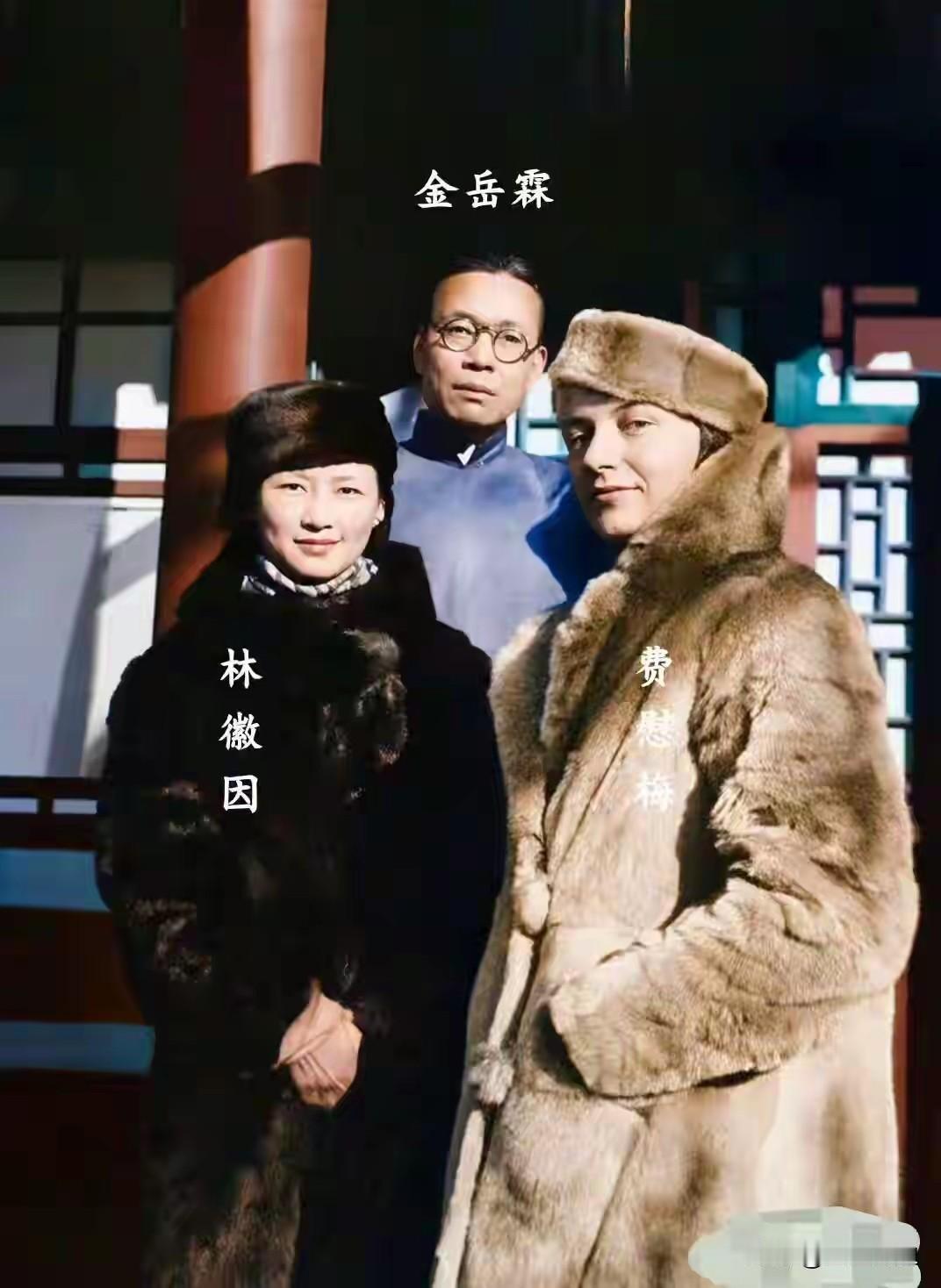 1935年，31岁的林徽因和26岁的费慰梅留下了一张罕见合影。同一年，费正清、费