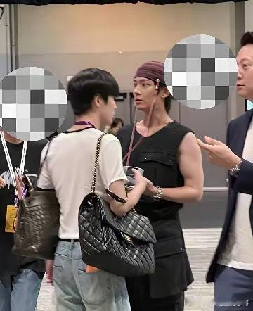 网友在香港偶遇炎亚纶，有一说一，这个颜值保养的如何？​​​