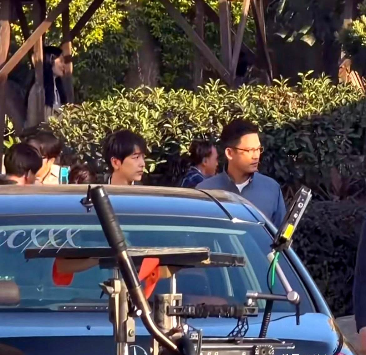 开机才一个月，杨紫已经把自己扔进剧组，从13岁演到60岁，学沪语、练茶道，还去墓