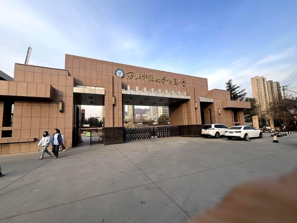 说句最扎心的大实话吧。就算你砸锅卖铁把孩子送进那个传说中的“神仙中学”，他也可