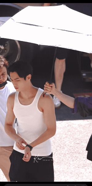 这应该是去年夏天的许凯吧！在天气巨热的海口拍戏，也就许凯，能把老头衫穿成精英的模