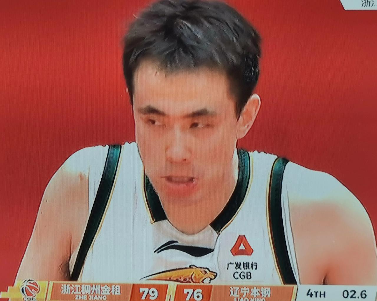 今晚最后2.6秒，程帅鹏发边线球，赵继伟追防李悦洲犯规，看土去是战术犯规送对方上