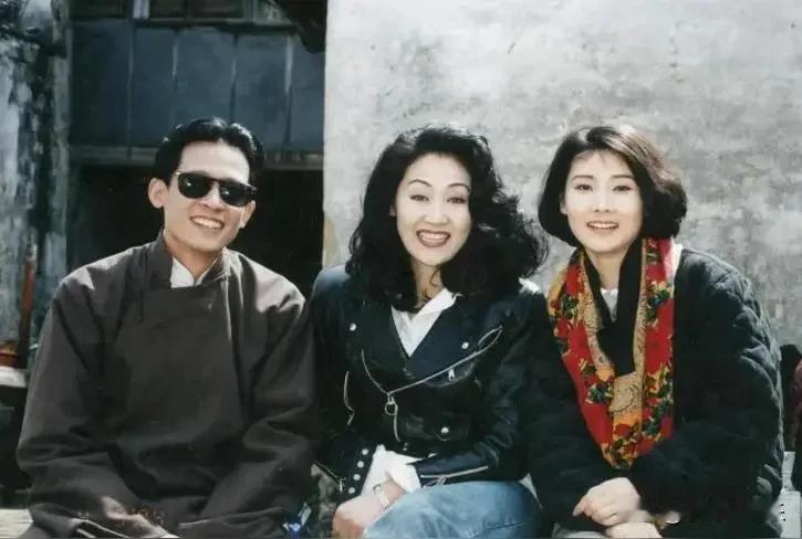 九十年代三位演员的合影，那时候的王志文戴副墨镜，是真的年轻啊，两位女演员你认出是