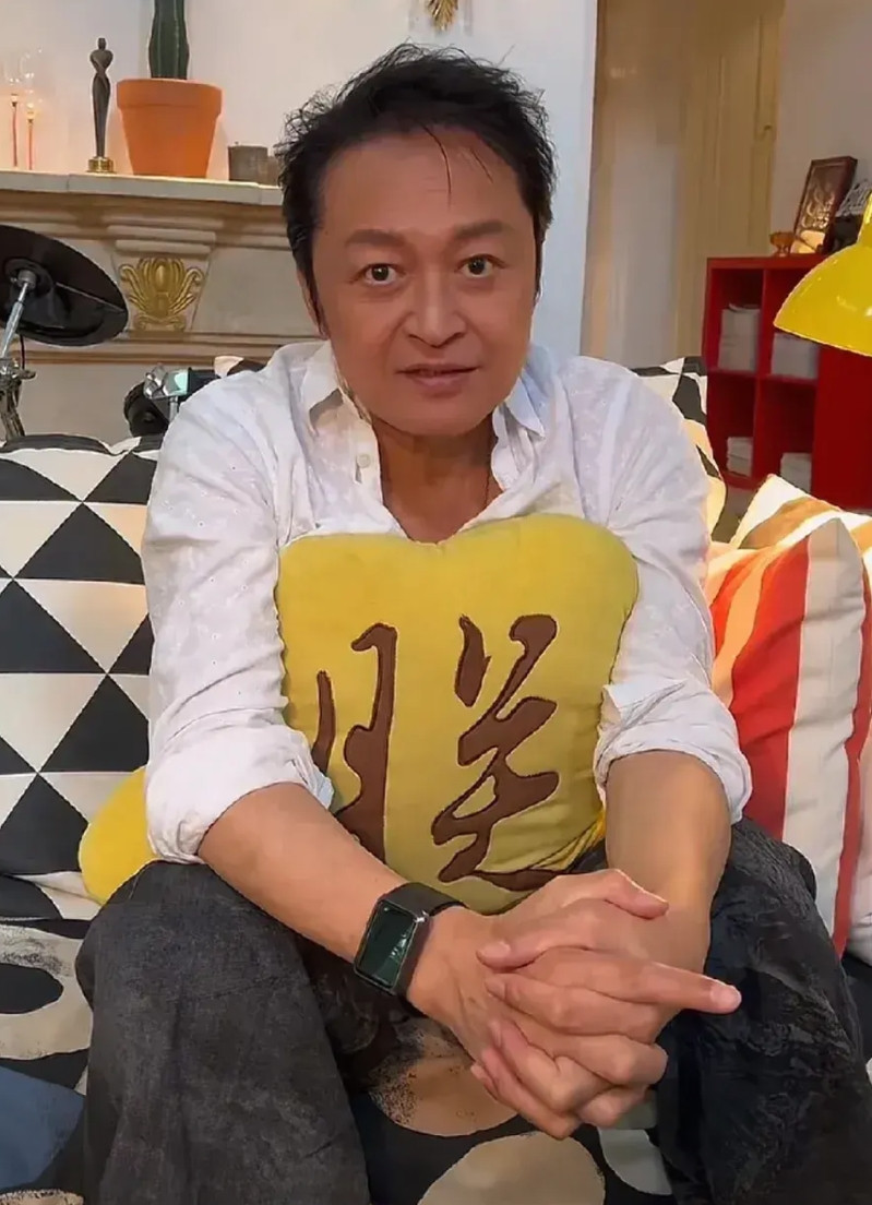 马景涛现在的赚钱能力还是很强大的，据说一场报价就是25万呢。一些人说马景涛在直播